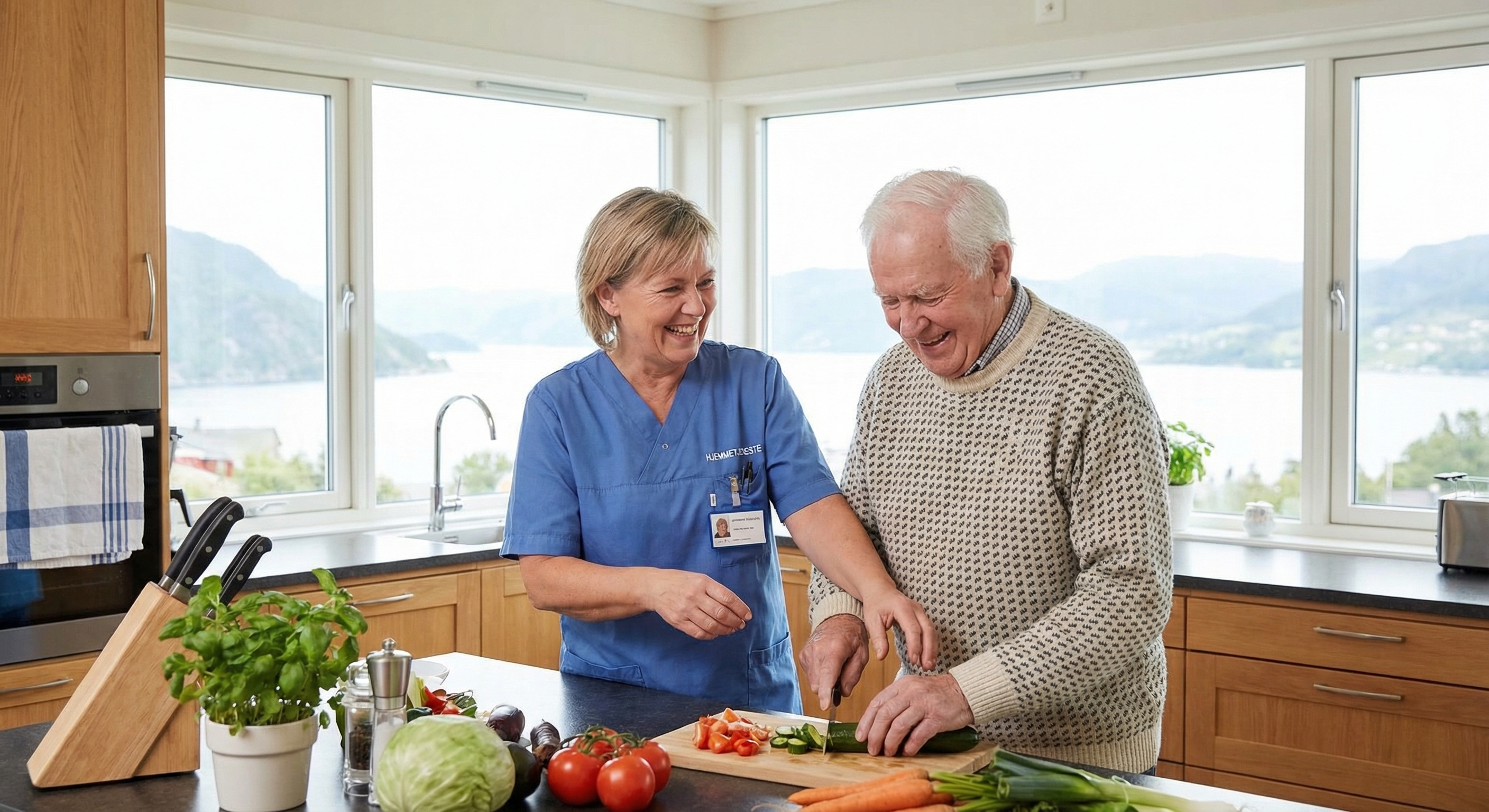 Ansatt i hjemmetjenesten hjelper eldre hjemme